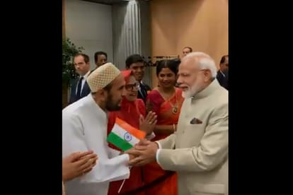 फ्रांस में प्रधानमंत्री नरेंद्र मोदी का स्वागत करते मुस्लिम