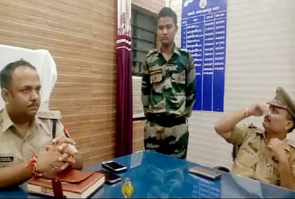 आरोपी ब्रजेंद्र से पूछताछ करती पुलिस