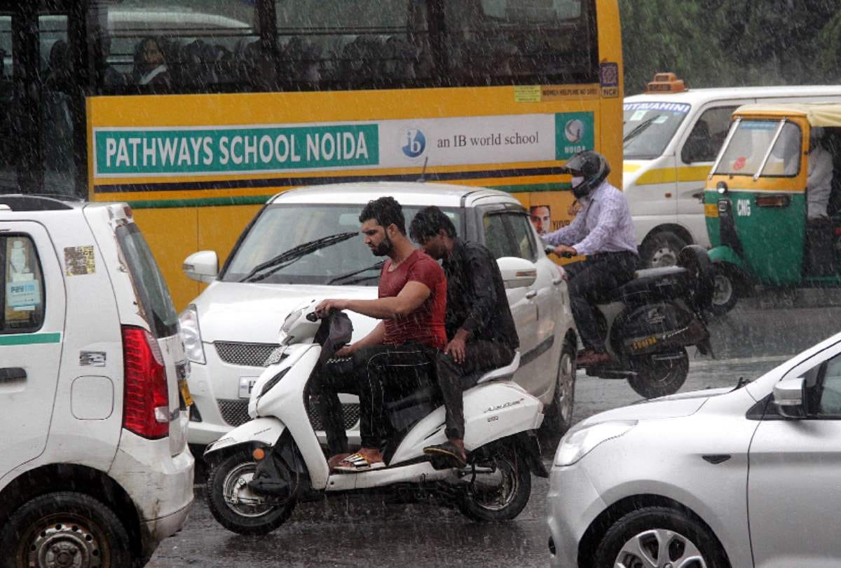 weather update heavy rain lashes in parts of delhi ncr water logging in many areas