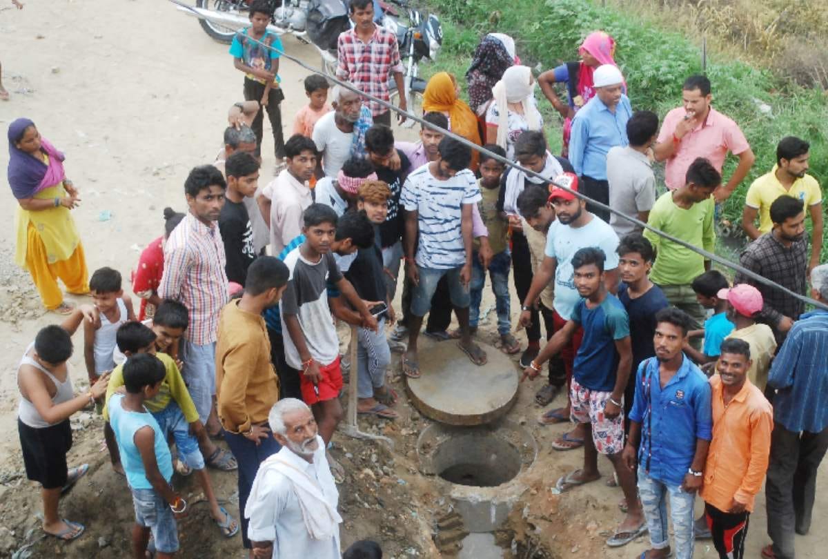 Ghaziabad 5 sanitation workers falls to death in sewer they came for but families left behind