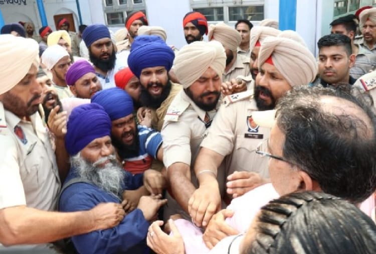 Tension between two communities In Jalandhar Due To Wall