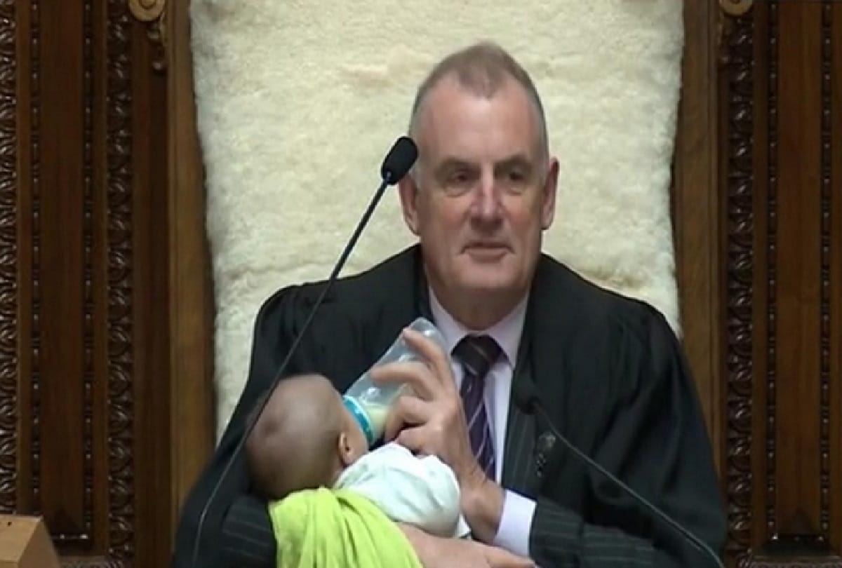 Photo of New Zealand Parliament Speaker viral while feeding the baby from the bottle