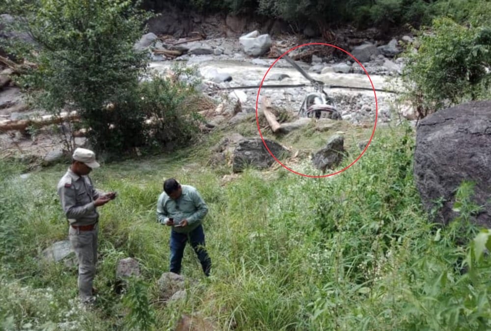 Helicopter Emergency Landing in Flood disaster area uttarkashi pilot injured