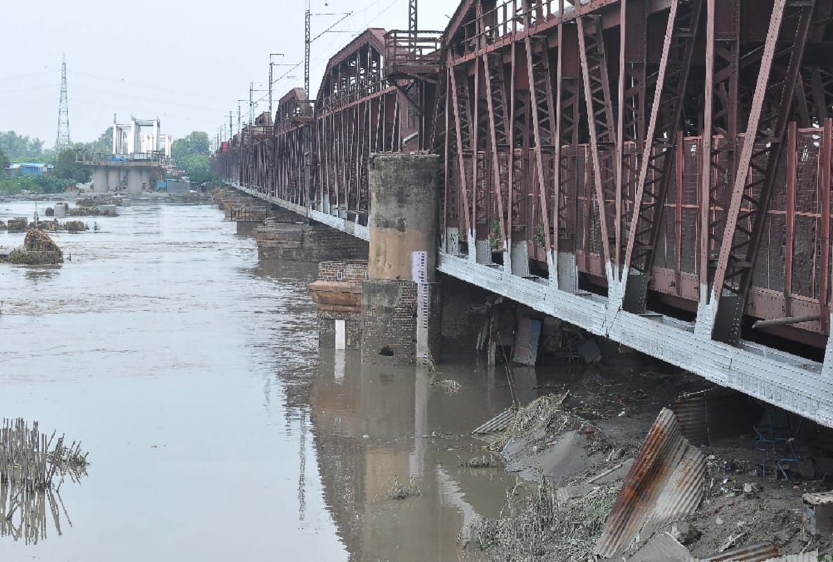 Yamuna's water level falls below danger mark