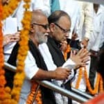 पूर्व वित्त मंत्री अरुण जेटली और संत मोरारी बापू अस्सी घाट पर