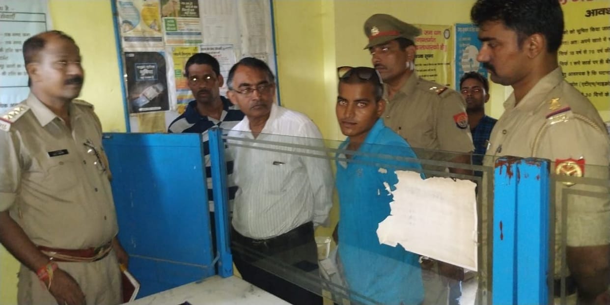 Thieves attack bank's customer service center, crosses lakhs