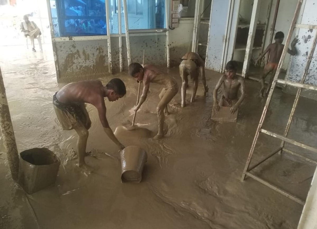 minor children searching coin money in dashashwamedh ghat photo viral varanasi