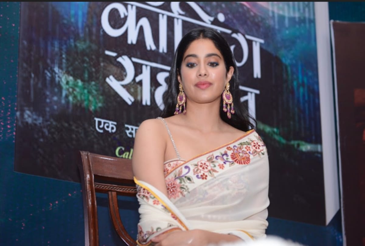 Actress Janhvi Kapoor Attend Ganga Aarti In Varanasi With Friends Photos Goes Viral