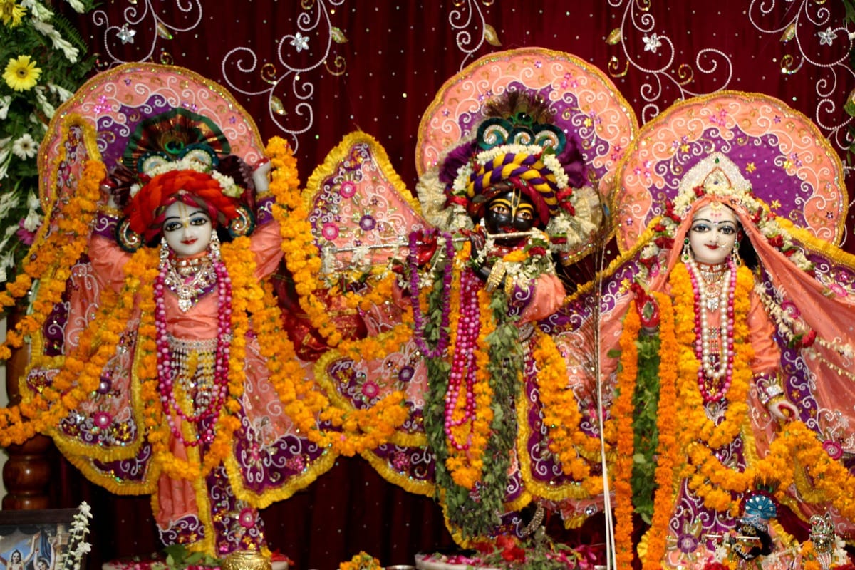 Jammu and Kashmir: Temple dressed like a bride on Janmashtami, Kanha will be seen under Kovid SOP