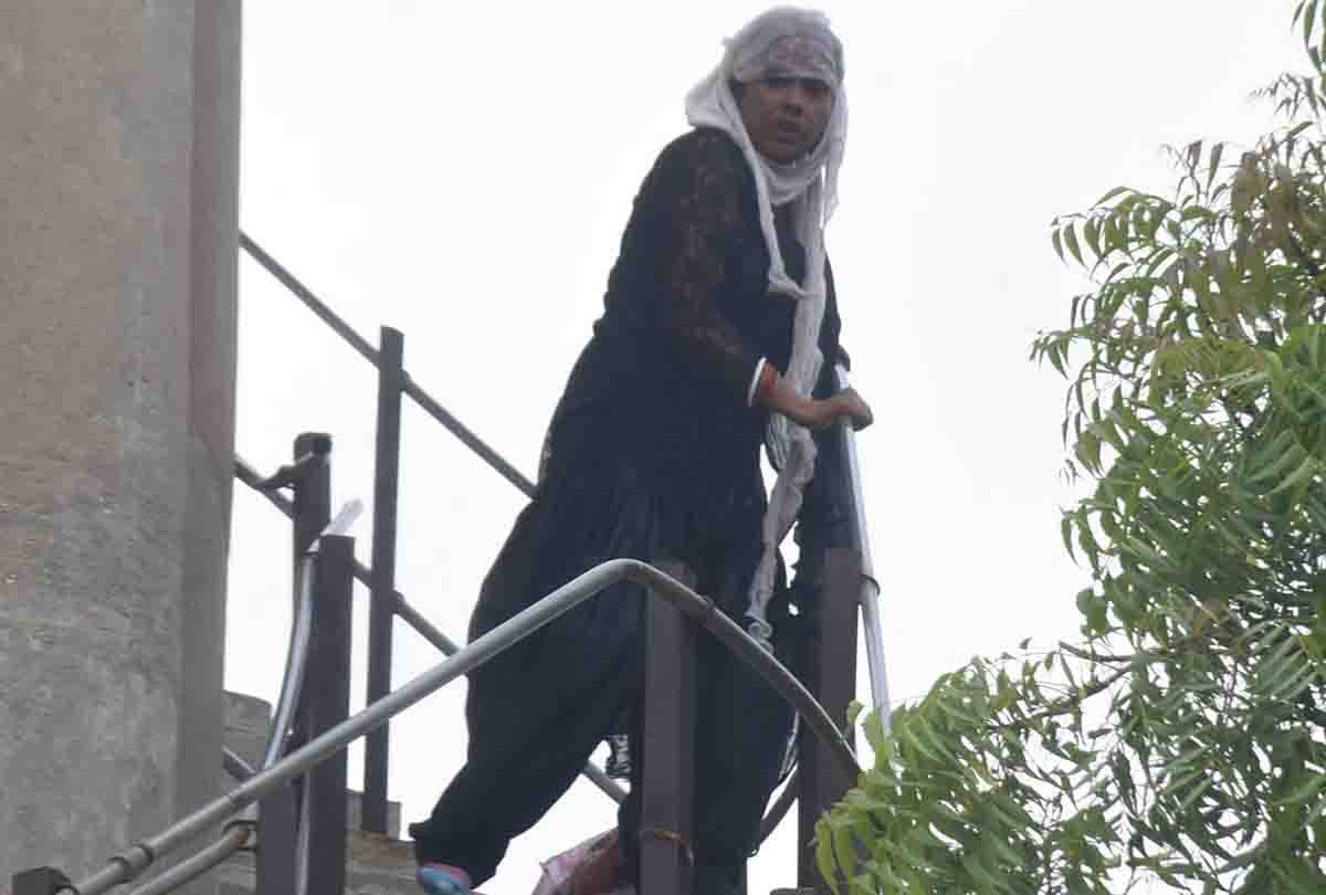 woman climbed water Tank and given threaten to jumped down