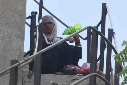 woman climbed water Tank and given threaten to jumped down
