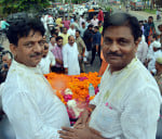 नगर आगमन पर समर्थकों के बीच राज्यमंत्री कपिल देव अग्रवाल एवं विजय कश्यप ।