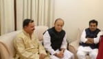 अब सिर्फ यादें शेष- वित्त मंत्री रहे अरुण जेटली के साथ बैठे संभल के संजय सांख्यधर। साथ में हैं यूप?
