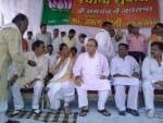 भाजपा नेता रवींद्र शुक्ला की लोकसभा चुनावी की सभा में 2009 में झांसी के कारगिल पार्क में आए अरूण जेत?