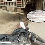 सड़क हादसे में क्षतिग्रस्त बाइक