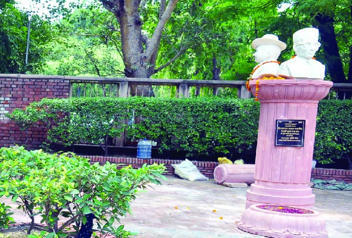  Statues of Savarkar, Bhagat Singh and Subhash Chandra Bose removed overnight in DU