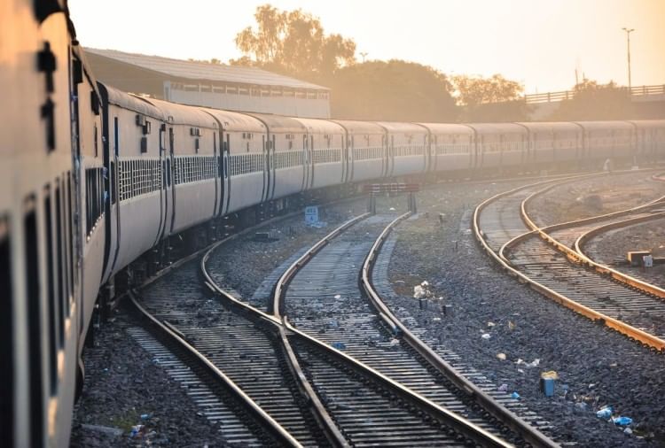 Railway News : प्रतापगढ़, ऊंचाहार एवं जंघई तक होगी डबल लाइन, उत्तर रेलवे की महाकुंभ तक दोहरीकरण की तैयारी प्रतीकात्मक तस्वीर