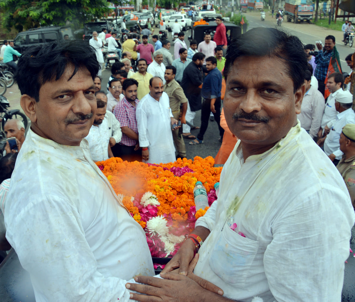 People gathered to welcome Kapil Dev and Vijay