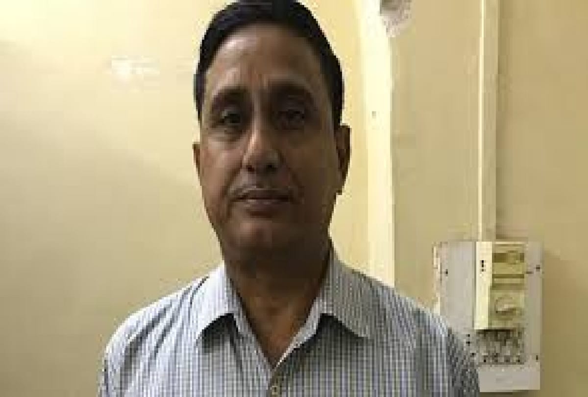 The bribe accused smiled to media said Do not panic I will give a good pose for photo