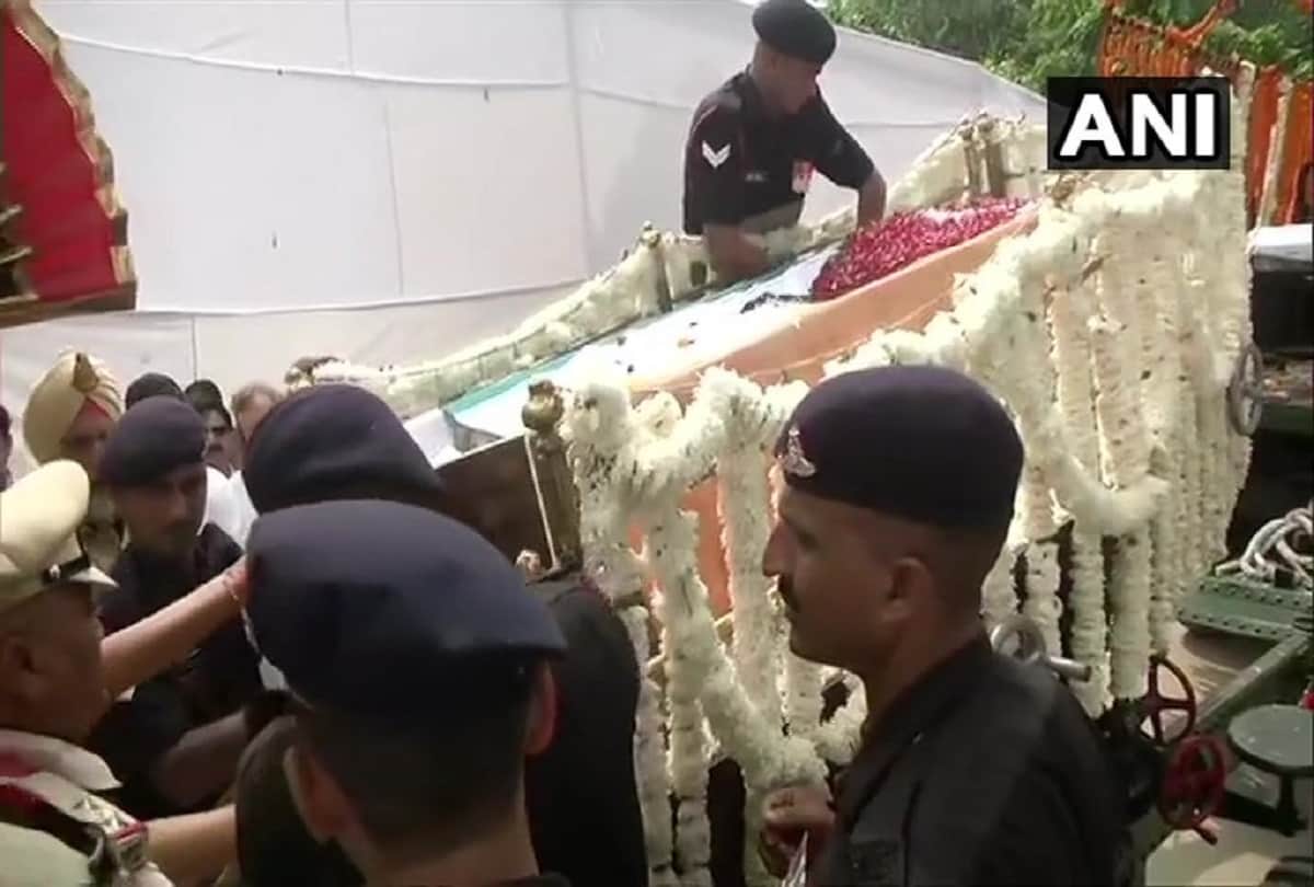 Live Updates of Arun Jaitley last rites and funeral at Nigam Bodh Ghat in delhi