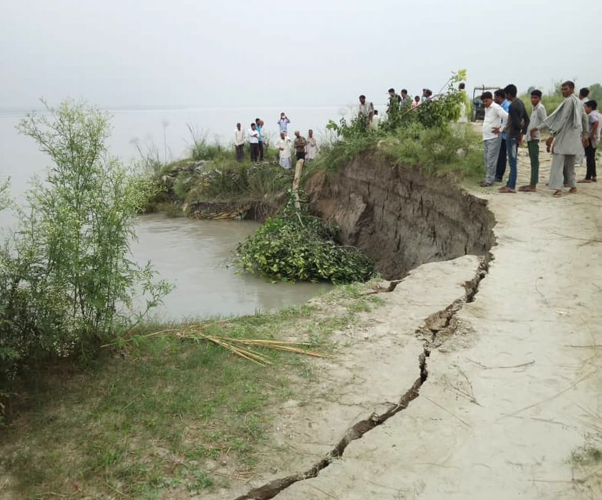 The erosion continues in the embankment, contact with Ramsahaywala village