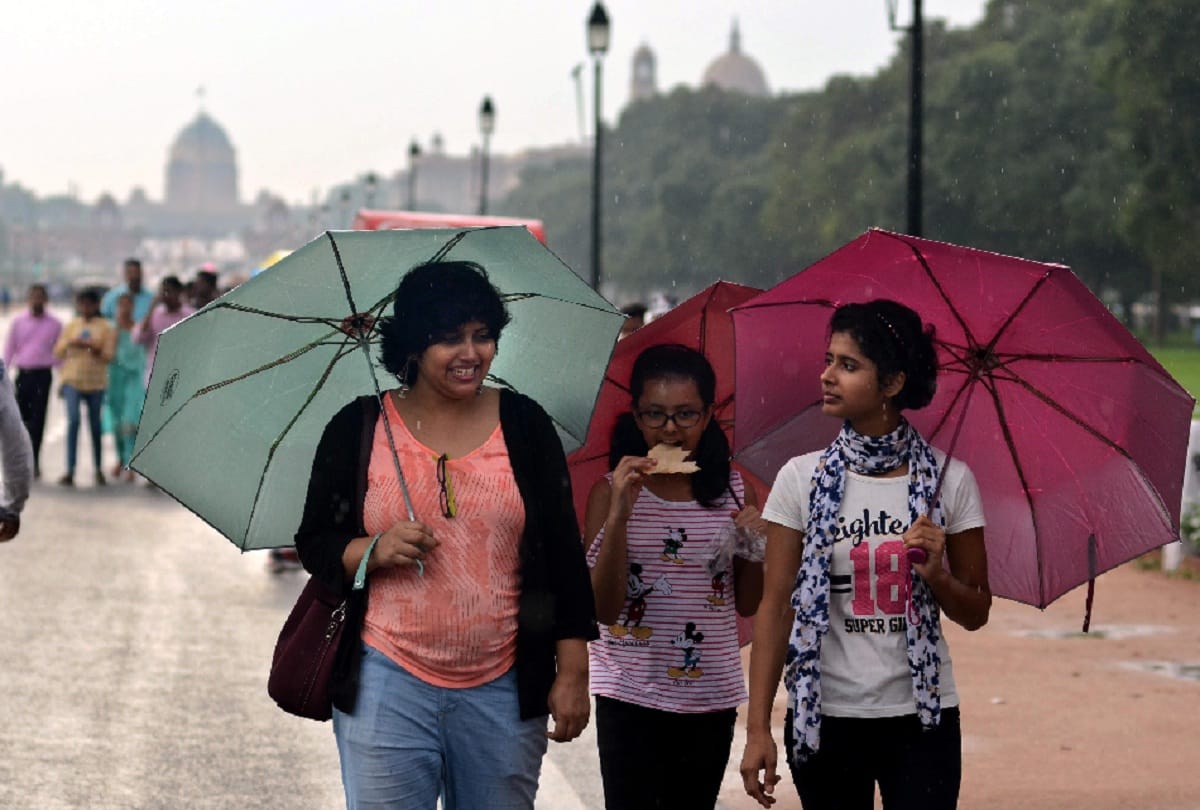 Mumbai is on Red rain alert, Know What does Red, orange, green, yellow rain alert mean