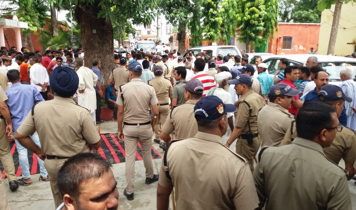 Traders closed the market, picket in police station, ruckus
