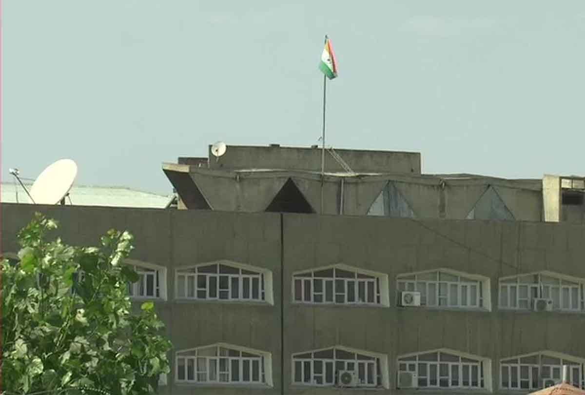 State flag removed from Civil Secretariat building in SRINAGAR, only tricolor seen atop building