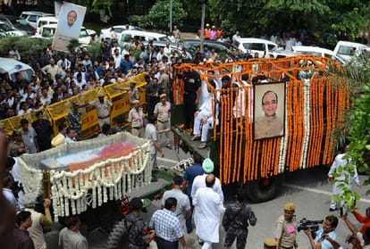 arun jaitley cremated with full state honours in delhi nigam bodh ghat