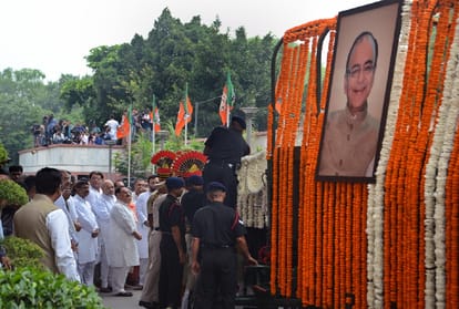 arun jaitley cremated with full state honours in delhi nigam bodh ghat
