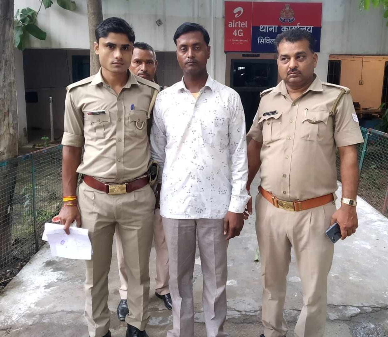 fake policeman caught during vehicle checking.