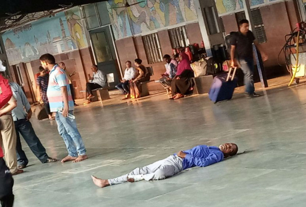 photo of sleeping man creates panic at agra cantt station
