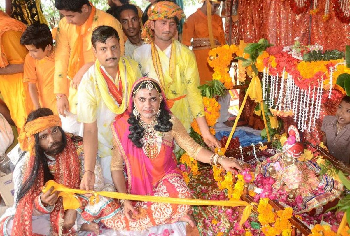 Nandotsav Celebrated In Gokul Mathura Devotees Take Prasad On Janmashtami 2019
