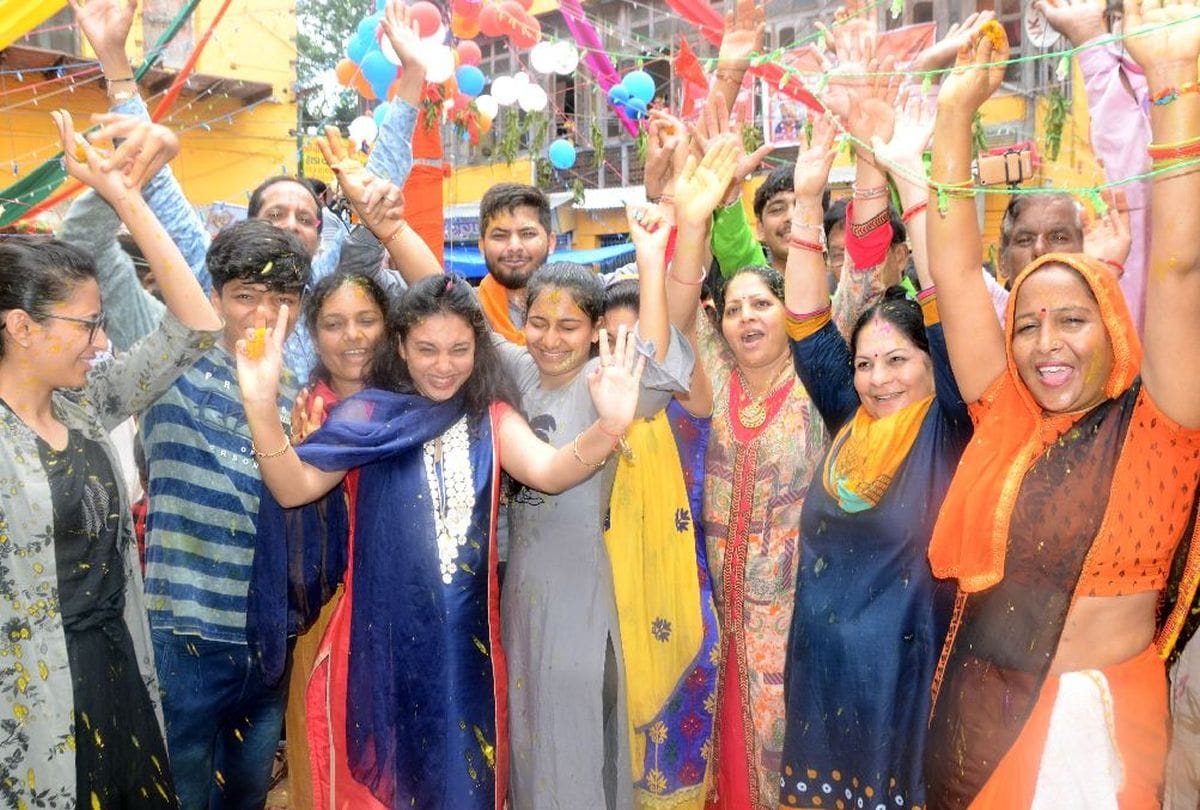 Nandotsav Celebrated In Gokul Mathura Devotees Take Prasad On Janmashtami 2019