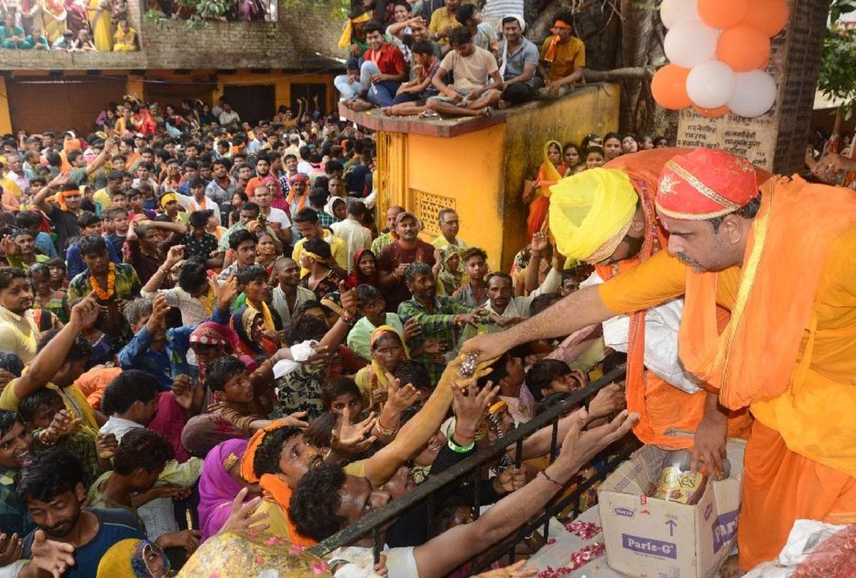 Nandotsav Celebrated In Gokul Mathura Devotees Take Prasad On Janmashtami 2019