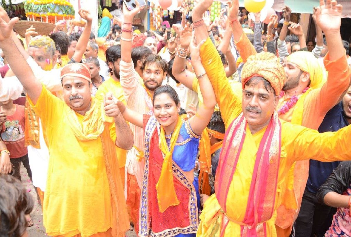 Nandotsav Celebrated In Gokul Mathura Devotees Take Prasad On Janmashtami 2019