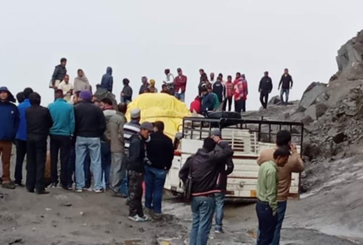landslides Manali Leh Road vehicle stuck in mud Kullu Lahaul Himachal Pradesh