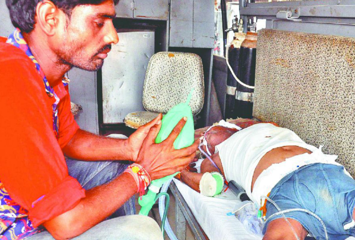 patient's family member carried oxygen cylinder on shoulders in sn medical college agra