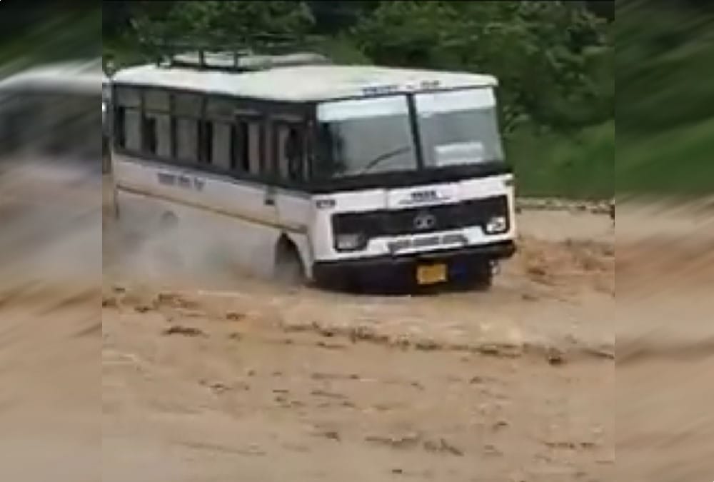 Driver Run Bus in overflow channel 25 passengers life in danger