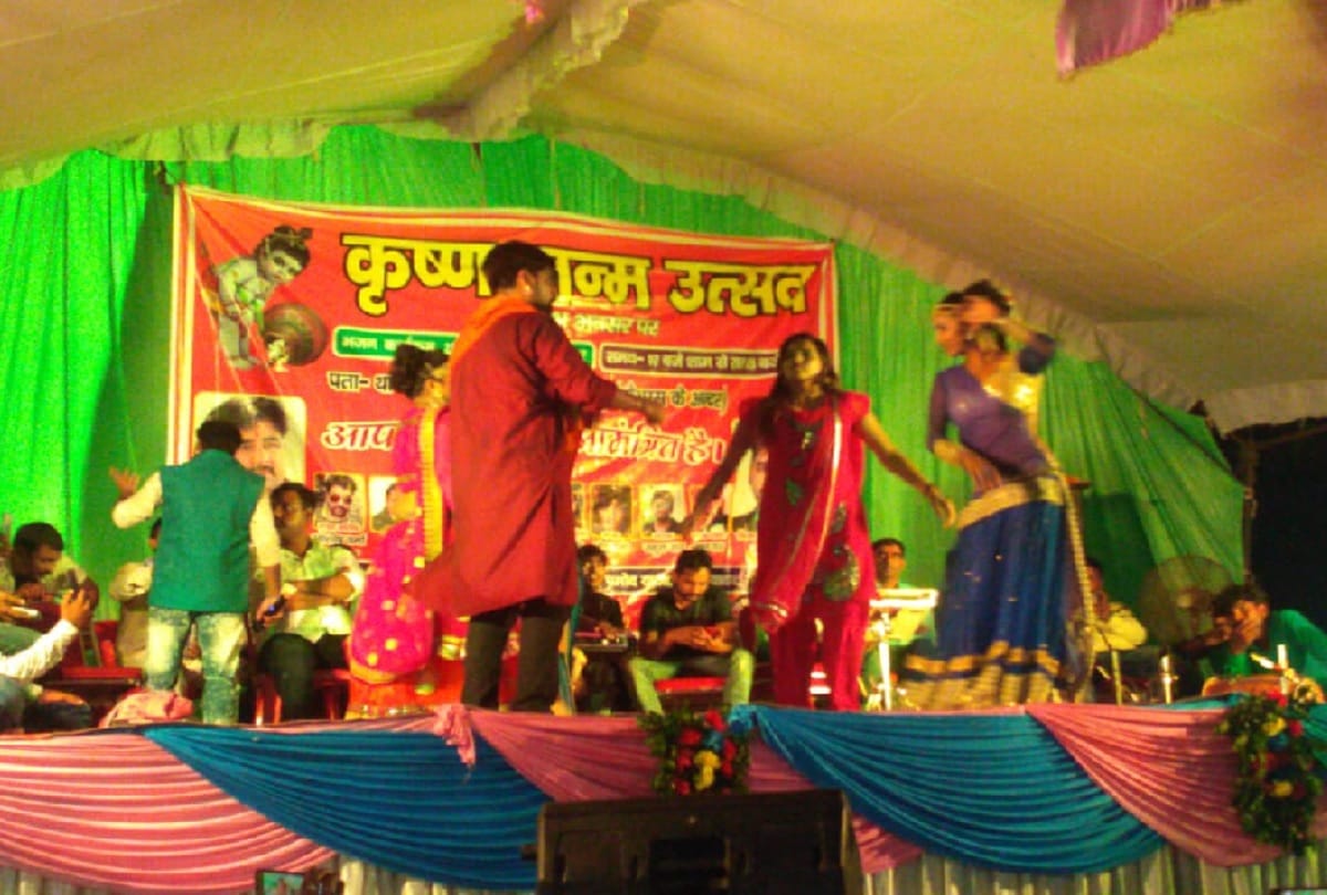 In the Colorful program on Janmashtami soldiers launder money on dancers in mirzapur