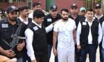 फरीदाबाद गैंगस्टर कौशल को पकड़कर ले जाते एसटीएफ की टीम ।
