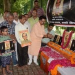 मैदागिन स्थित कंपनी बाग पूर्व वित्रमंत्री अरुण जेटली को श्रद्धांजलि देते भाजपा कार्यकर्ता