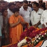 एमपी के पूर्व मुख्यमंत्री बाबूलाल गौर को श्रद्धांजलि देते हुए साध्वी प्रज्ञा सिंह ठाकुर