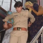 होटल से पकड़ी गई युवतियों को लेजाती पुलिस