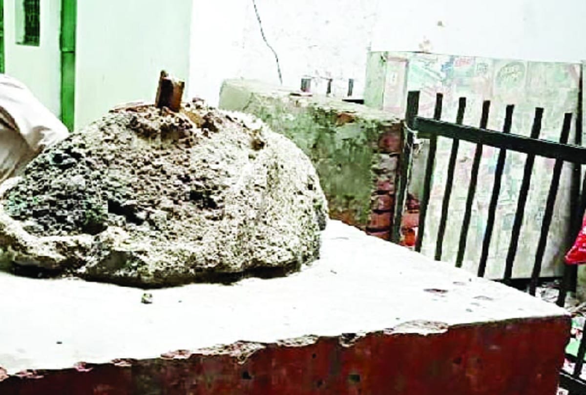 Indira Gandhi statue in Mayur Vihar damaged, tense