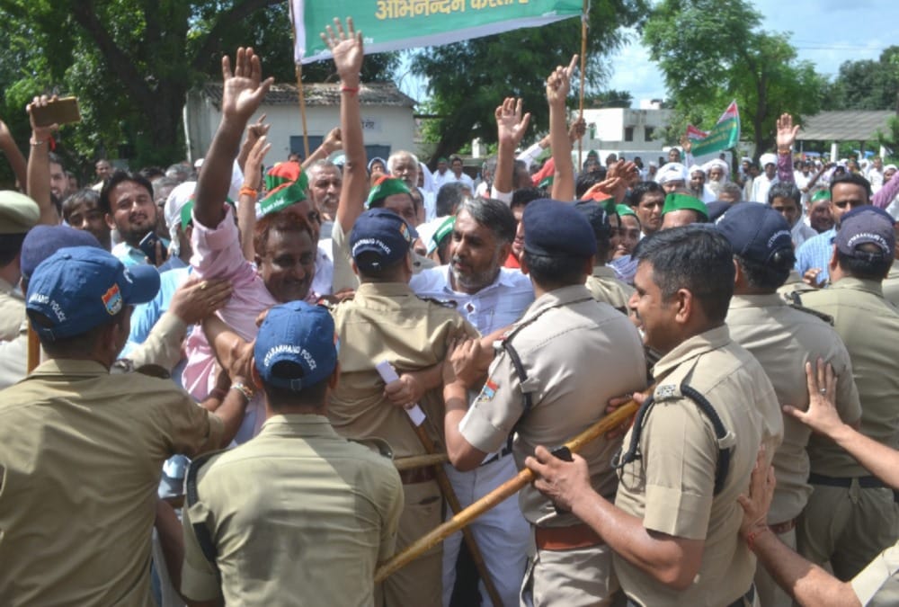 Farmers protest and fight with police for SugarCane payment in roorkee railway station