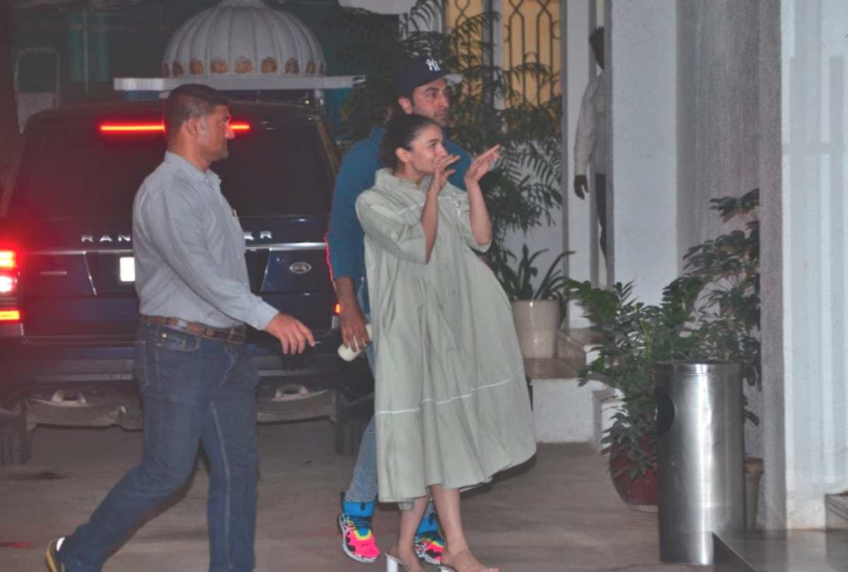 bollywood celebrities  sunny leone alia bhatt ranbir kapoor spotted at mumbai