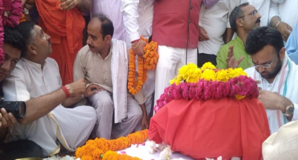Arun Jaitley bones flown in ganga at haridwar