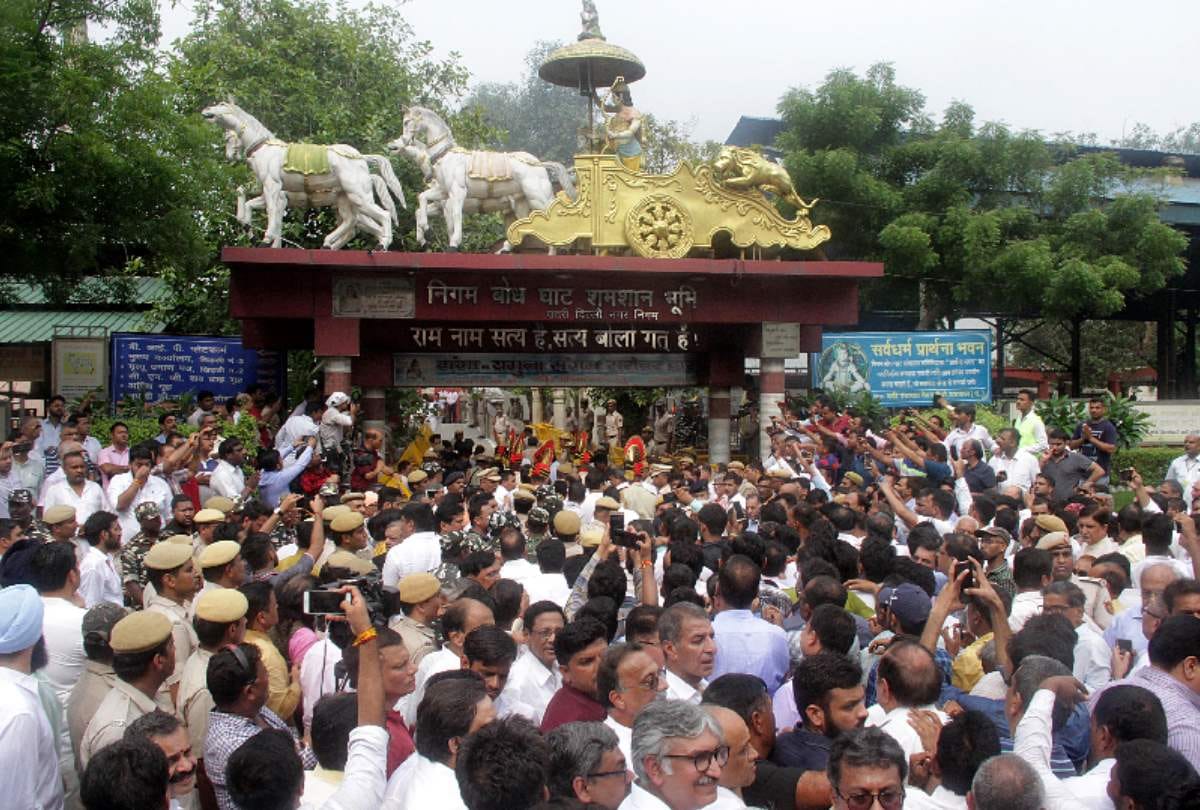 Arun jaitley funeral babul supriyo among 11 personalities whose phone was stolen at nigambodh ghat