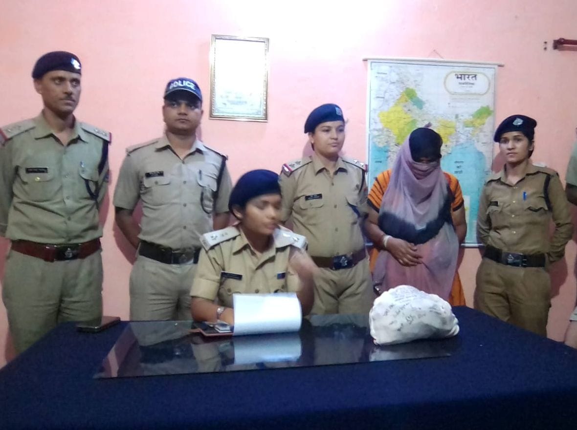woman caught selling charas